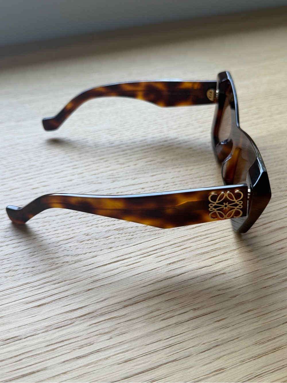 Loewe LW40036I Tortoiseshell Cat-Eye Sunglasses | Made in Italy - Picture 3 of 6